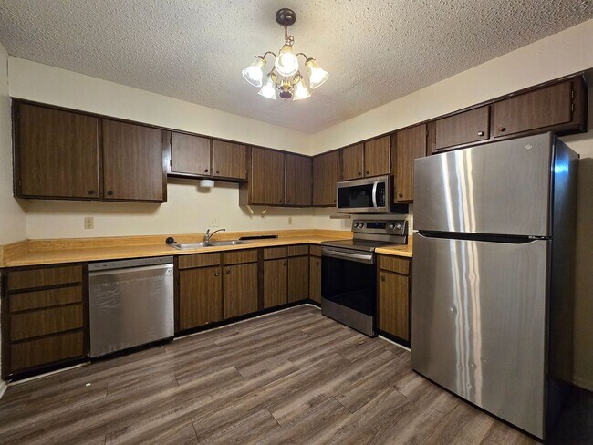 Foto del edificio - WATER INCLUDED - AVAILABLE NOW!