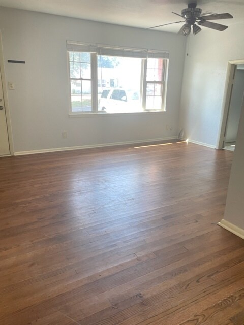 Building Photo - 1302 N Oak St