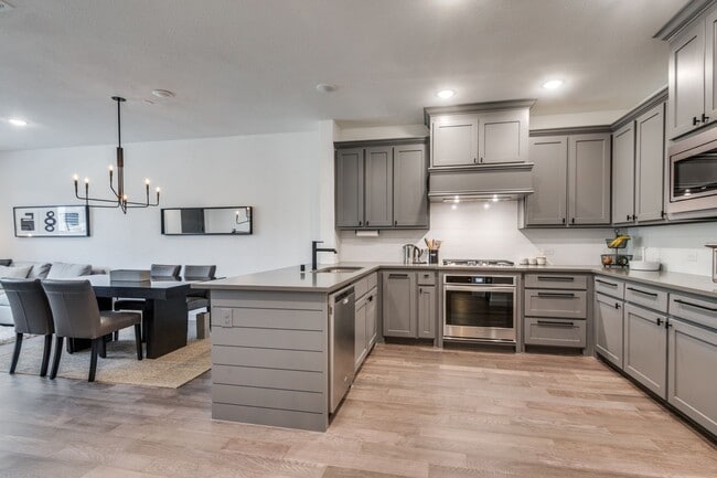 Building Photo - Lovely Las Colinas Townhome