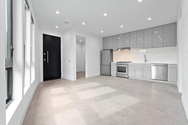 Foto del edificio - 16961 Strawberry Dr