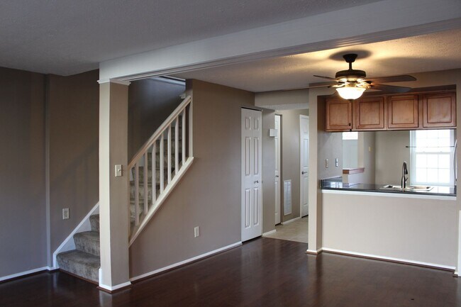 Building Photo - Well-Maintained 2 bedroom, 1 bath townhous...