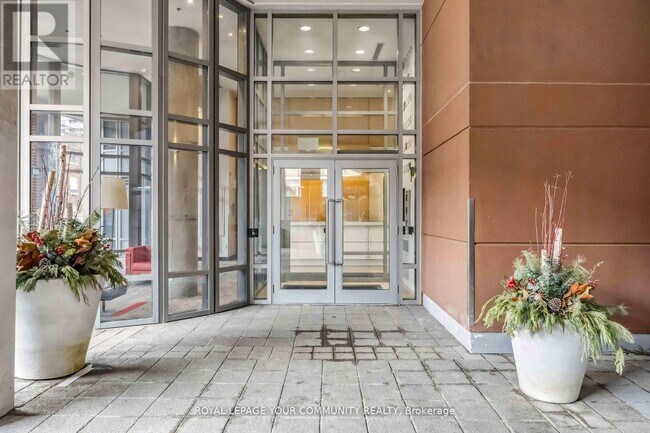 Photo du bâtiment - 255-1255 Richmond St E