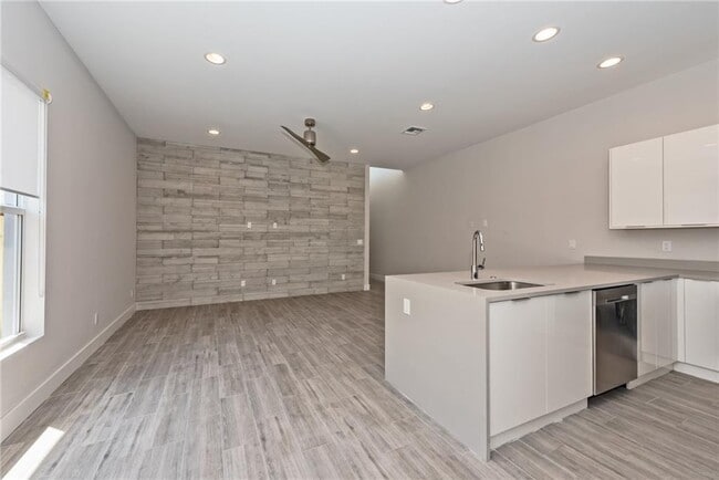 Building Photo - 1105 NE 2nd Ave