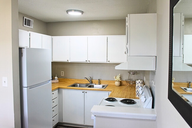 Building Photo - The Oaklyn