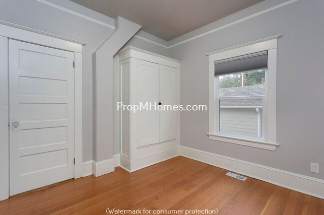 Building Photo - Charming Four Bedroom Craftsman In SE Port...