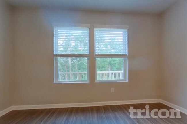 Foto del edificio - 561 Fairview Oak Pl