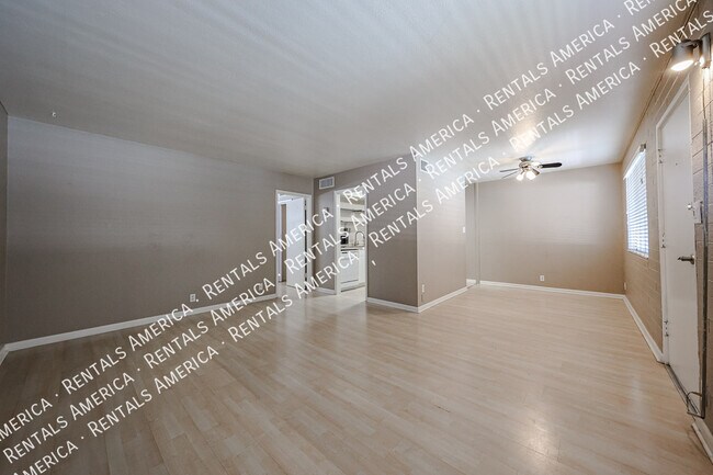 Foto del edificio - 6841 E 2nd St
