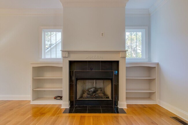 Building Photo - Stunning Sylvan Park Home