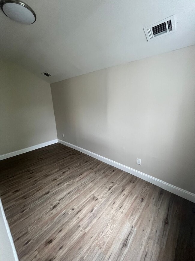 Building Photo - Gorgeous Updated 3 bedroom house!