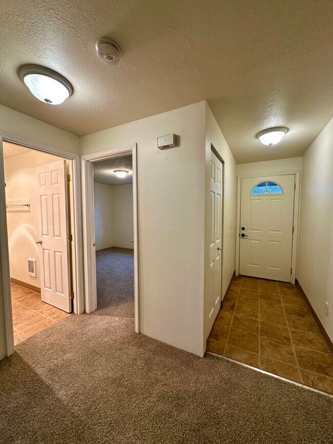 Building Photo - *** $1,500 OFF 1st Month *** Charming Duplex in Redmond, OR! 611 NE Larch!