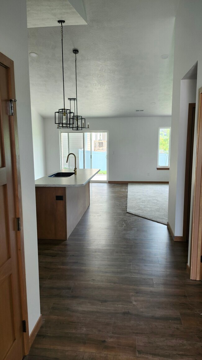 Building Photo - 6700 E Arrowhead Pky