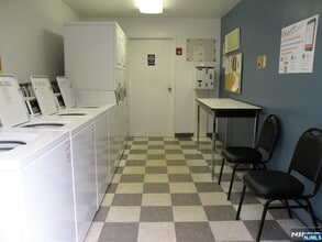 Building Photo - 404 Sutton Pl