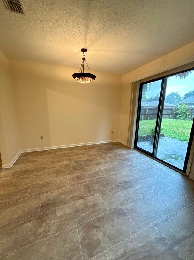 Building Photo - Great Three Bedroom Two Bath Home in Great...