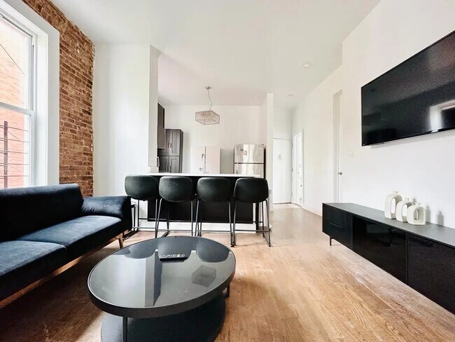 Foto del edificio - Furnished room/NOT APARTMENT