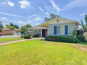 Building Photo - 9856 La Rosa Dr