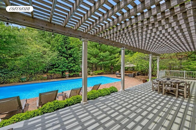 Building Photo - 5 Van Scoys Path E