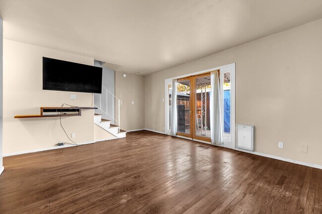 Foto del edificio - Charming Two-Story Townhome in a Prime Loc...