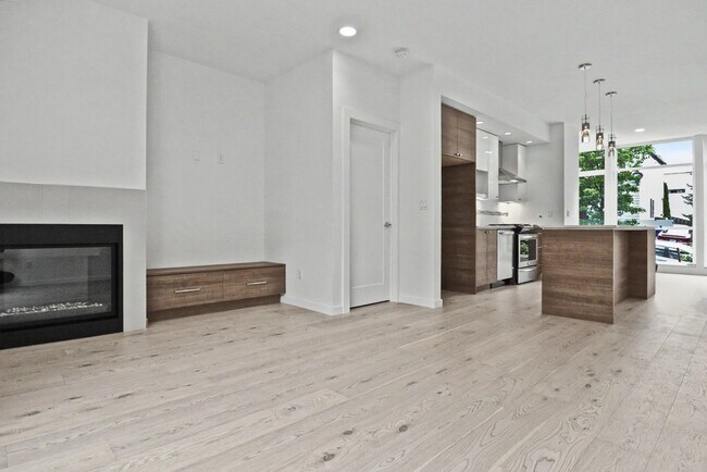Foto del edificio - AVAILABLE AUGUST 14th! Modern Townhome w/ Private Balcony, AC, & Reserved Parking in Central Area