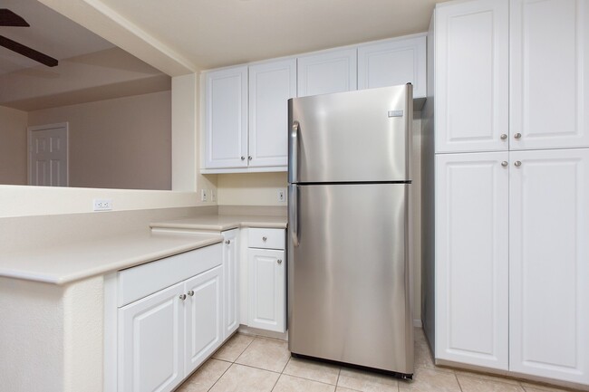 Building Photo - ***LIGHT & BRIGHT END UNIT PARK LIKE SETTI...
