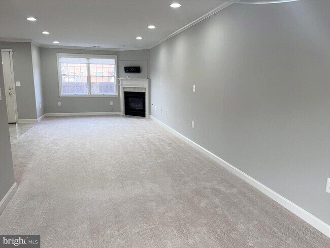 Building Photo - 6924 Fairfax Dr