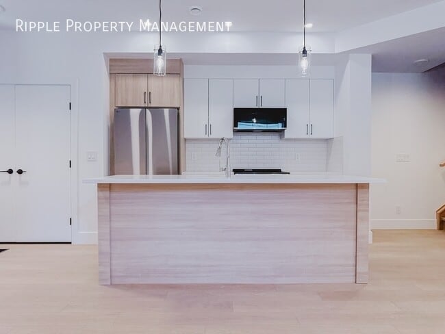 Building Photo - AMAZING 3 BEDS, 2.5 BATHS MULTIPLEX | AIR CONDITIONING & WINDOW COVERINGS