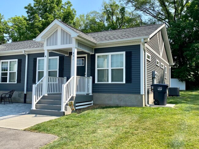 Side angle of lovely home - 891 Old Vinton Mill Rd NE Unit B