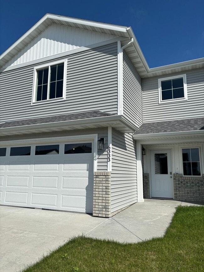 Building Photo - Contemporary 3 Bed, 2.5 Bath Home | Functi...