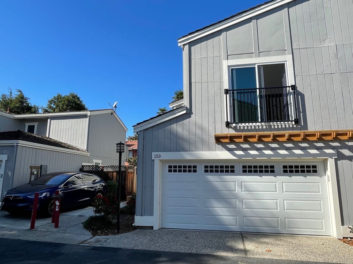 Foto principal - Gorgeous Mt. View townhome with garage, EV...