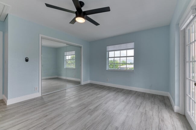 Building Photo - 5207 N Flagler Dr