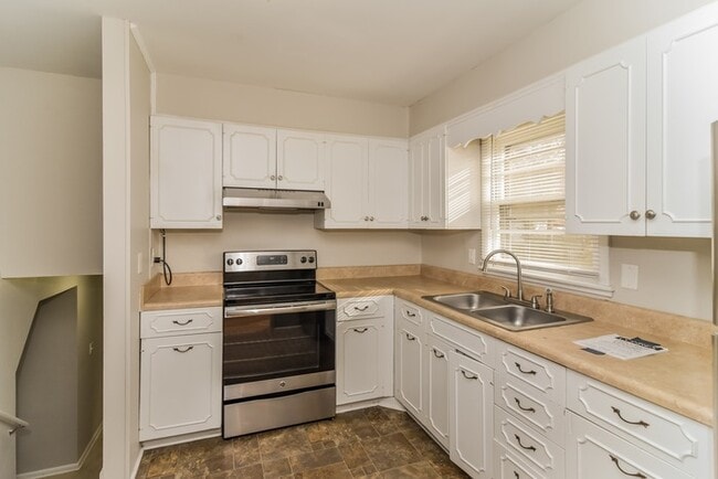 Building Photo - Spacious 4 Bedroom with Large Backyard!