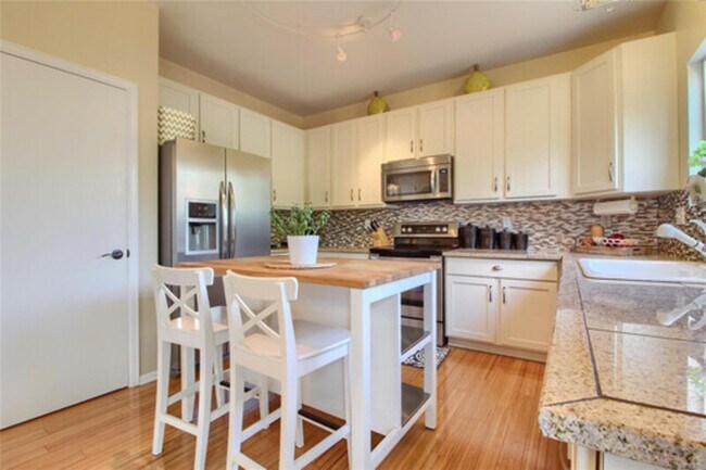 Foto del edificio - 15641 Longford Dr
