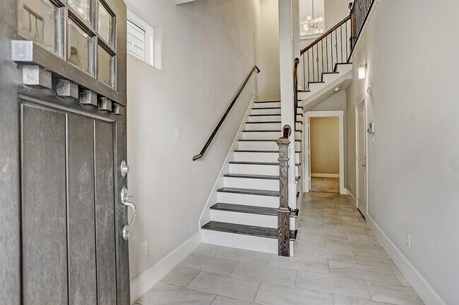 Foto del edificio - 1057 W 25th St