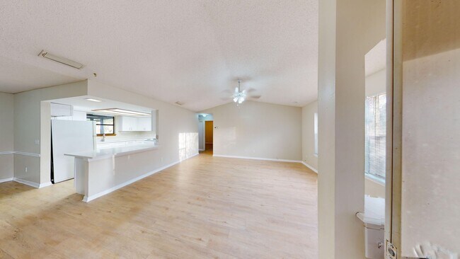 Building Photo - 3 Bedroom 2 Bathroom Brick Home w/ 2-Car G...