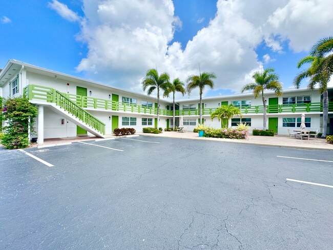 Building Photo - ** OLDE NAPLES ** 1 BED / 1 BATH ** CONDO ...
