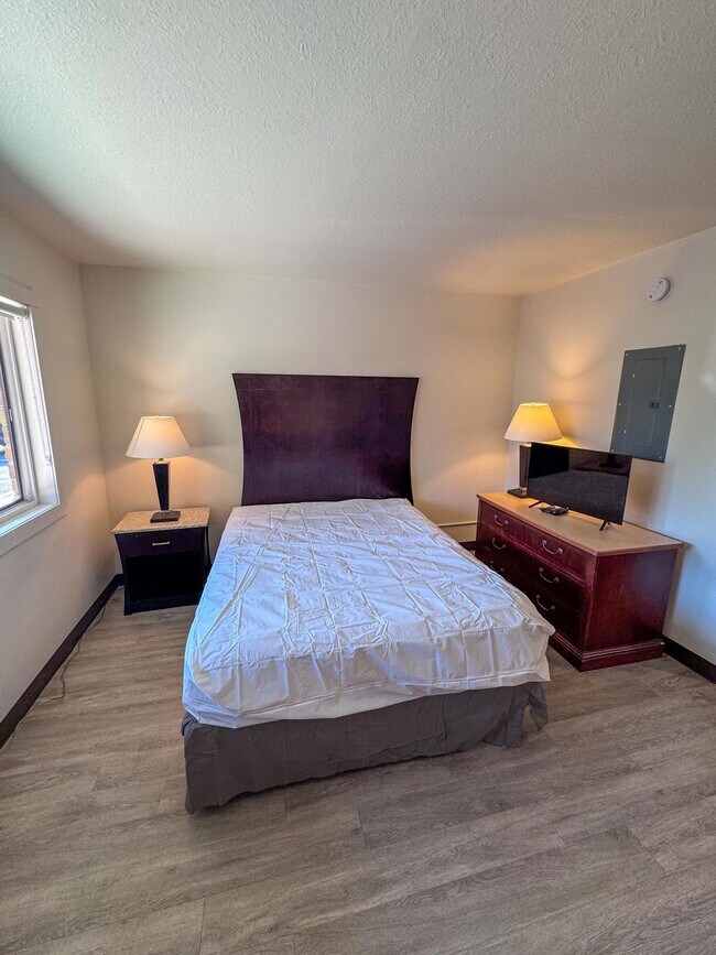 Building Photo - Furnished Studio