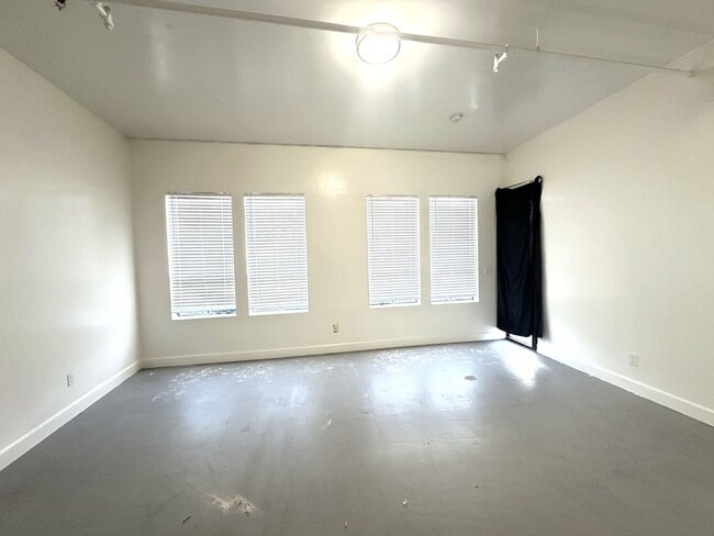 Building Photo - Chapman