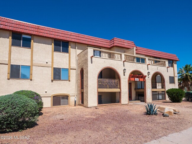 Building Photo - 6331 N Barcelona Ct