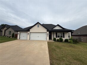 Building Photo - 805 Carlock Dr