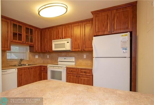 Foto del edificio - 381 S Hollybrook Dr