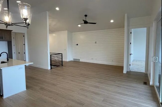 Foto del edificio - Coming soon! 5 Bedroom/2.5 Bathroom unit i...