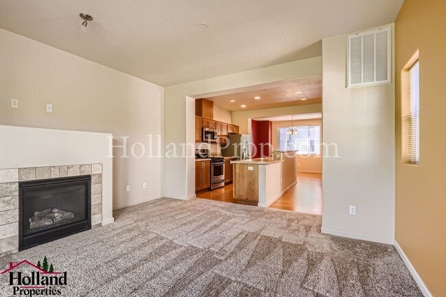 Foto del edificio - Wonderful 3-Story Condo in Excellent Hills...