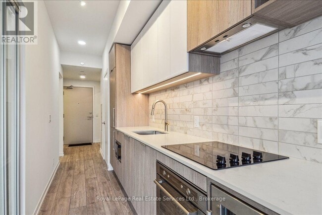 Photo du bâtiment - 2020 Bathurst St