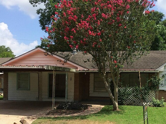 Building Photo - 5519 Mendota Ln