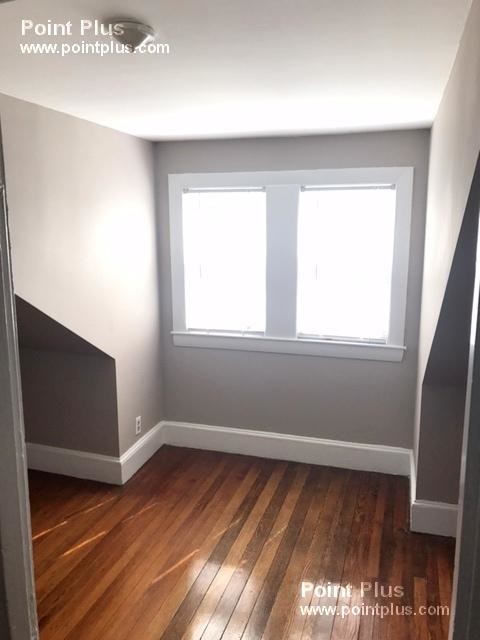 Building Photo - Bright and Sunny 3rd Floor Apartment!