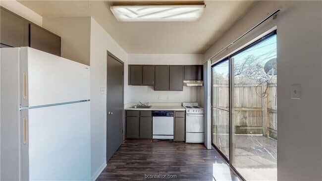 Building Photo - 725 Peppertree Dr