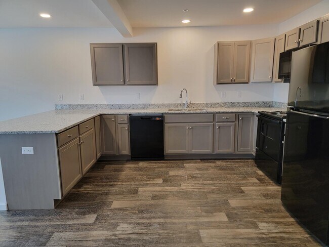 Building Photo - 151 Robert Cir