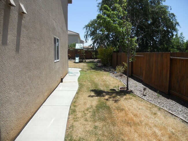 Foto del edificio - LARGE CORNER LOT 2 STORY 4 BED HOME IN MATHER