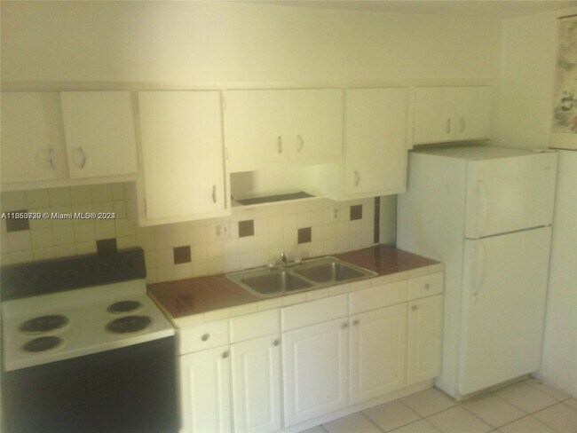 Building Photo - 11601 NE 12th Ave