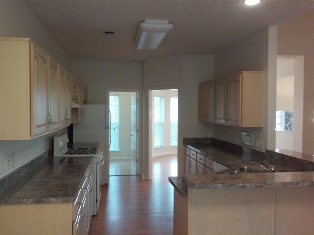Building Photo - 1013 Streamdale Point W