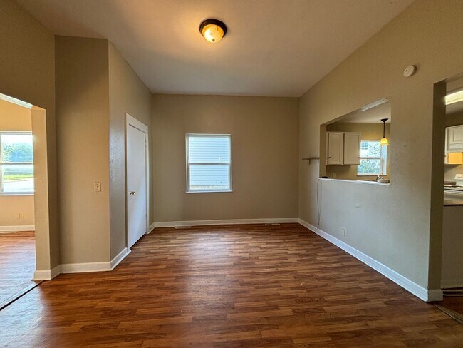 Building Photo - Spacious clean 5 bedroom 2 full bath home ...